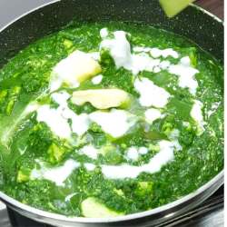 स्वादिस्ट पालक पनीर बनाने की आसान रेसिपी | Simple Palak Paneer Recipe in Hindi